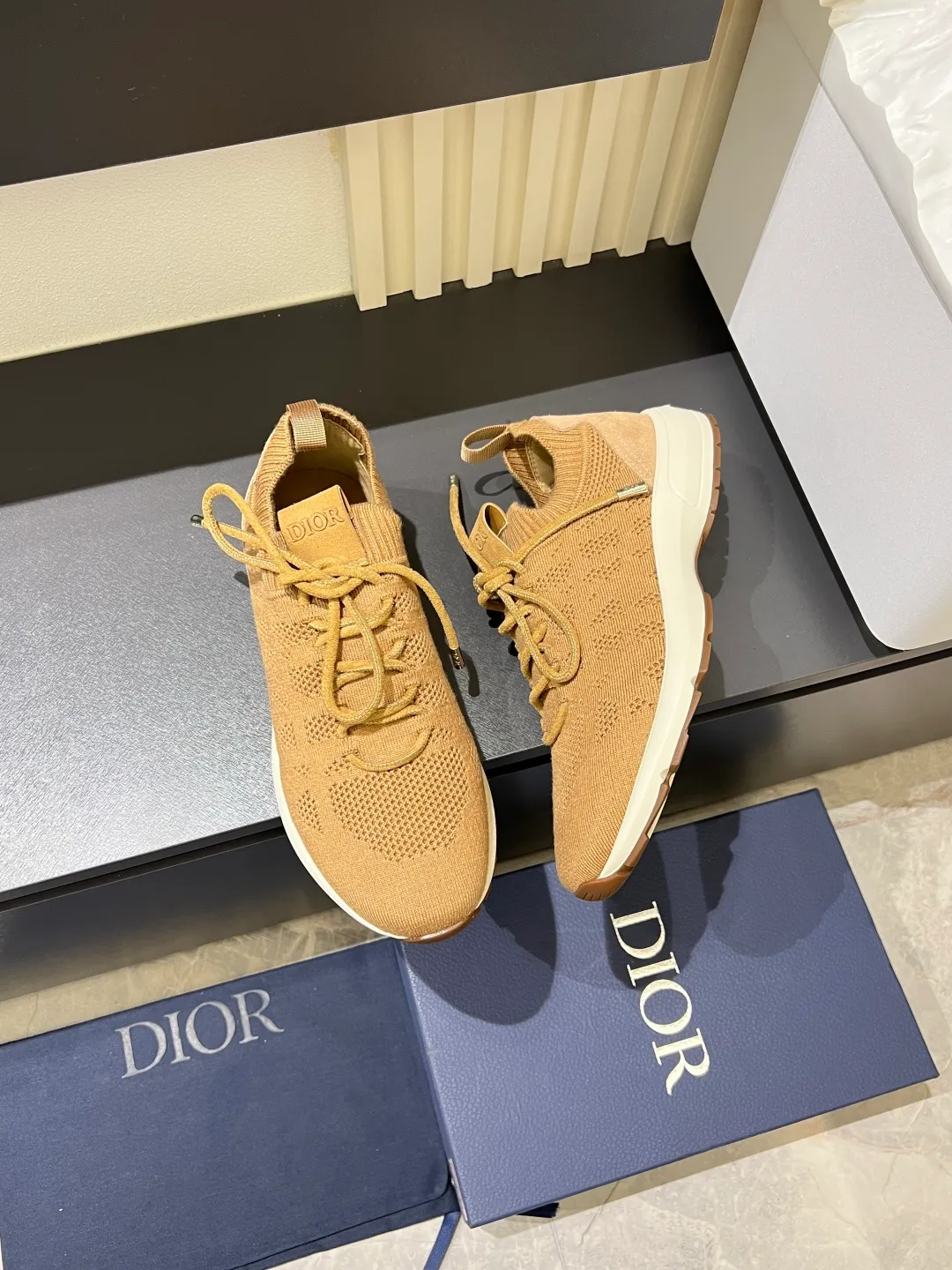 p380 Dior B80 sneakers are a new product of Dior men's series, focusing on comfort and fashion. The upper is made of breathable mesh + fabric splicing, which is lightweight and fits the shape of the foot, making it super comfortable for daily wear. The sole is made of rubber, which has great grip and wear resistance, and is suitable for commuting or light sports. The overall style is simple, the gray tone is versatile, and the shoelaces are adjustable for a more stable fit. Designed by Kim Jones, it is both practical and trendy. It is one of the new hot items in early spring①. size: 38-45 (45 customized)